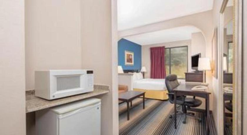 Baymont By Wyndham Laurel Hotel Exterior photo
