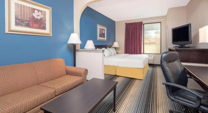 Baymont By Wyndham Laurel Hotel Exterior photo