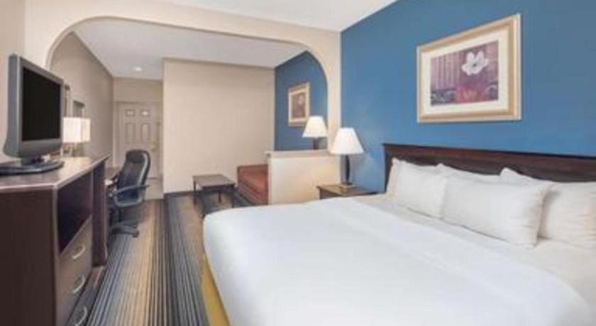 Baymont By Wyndham Laurel Hotel Exterior photo