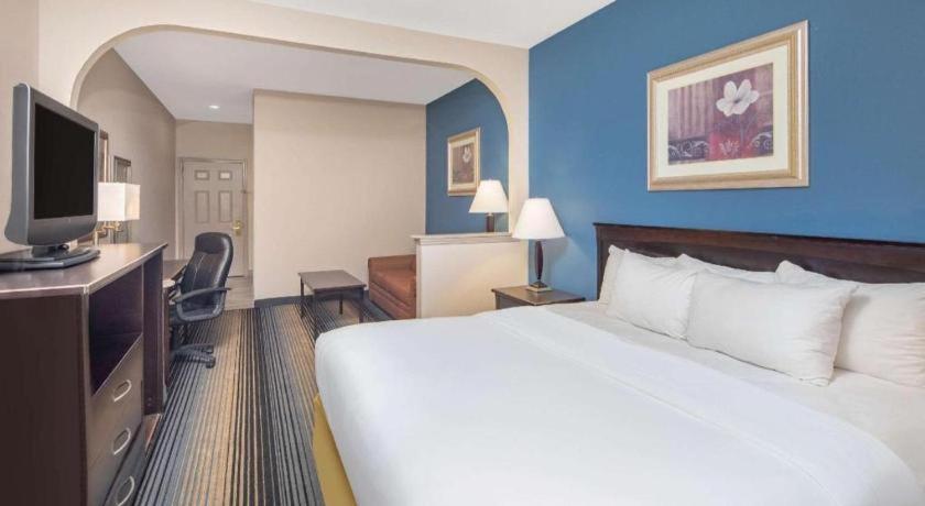 Baymont By Wyndham Laurel Hotel Exterior photo