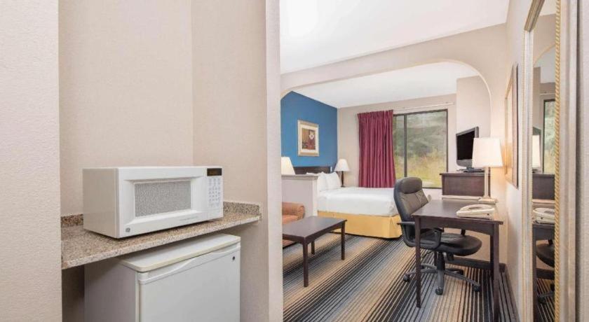 Baymont By Wyndham Laurel Hotel Exterior photo