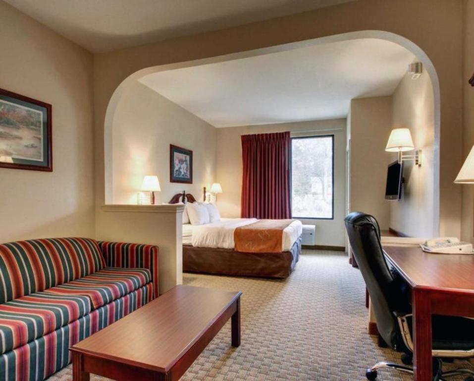 Baymont By Wyndham Laurel Hotel Exterior photo